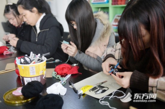 无声织梦:沪上首个高校编织吧为残疾大学生圆梦