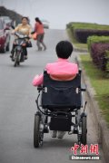 湖北90后残疾女孩 轮椅上织梦和报恩