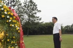 向红军烈士纪念塔敬献花篮