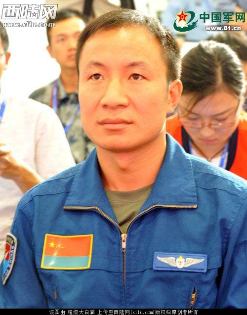 明星飞机飞行员亮相中国航展空军新闻发布会现场