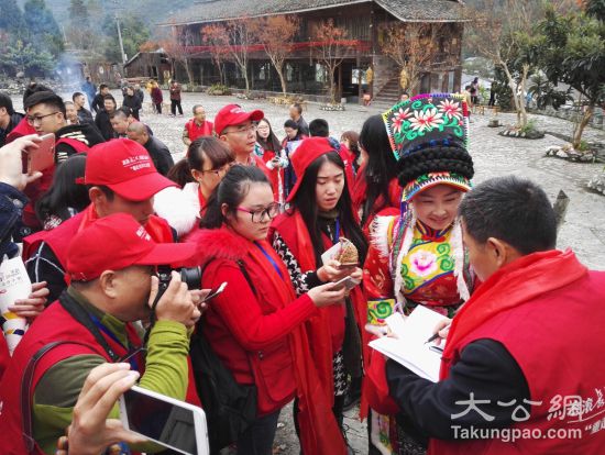 近百师生“重走范长江之路”“在路上”践行新闻教育