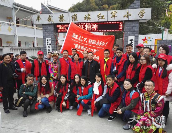 近百师生“重走范长江之路”“在路上”践行新闻教育