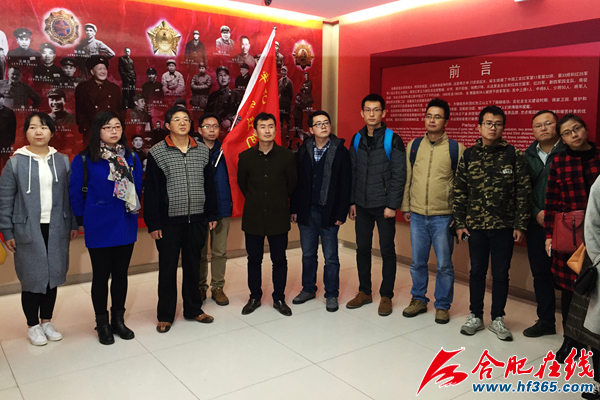 新闻工作者代表观看展出的珍贵图片和资料
