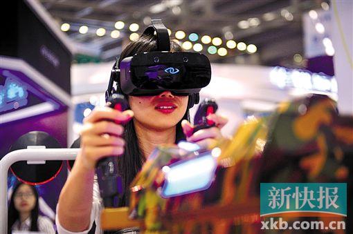 ■市民戴上VR眼镜体验。