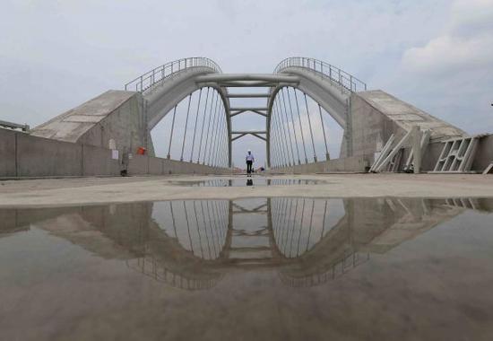 资料图片：中国铁建二十二局集团承建的京沈高铁辽宁段蒲河特大桥 新华社记者邢广利摄