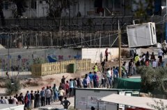 希腊难民营煤气罐爆炸致一女性死亡 难民怒烧营区_金羊网新闻