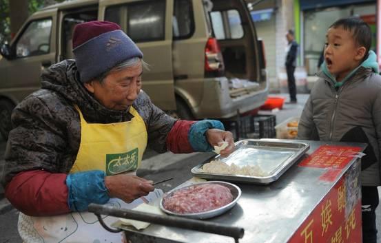 【暖新闻】八旬老人卖馄饨十多年没涨价，便宜到泪奔 重庆时报网