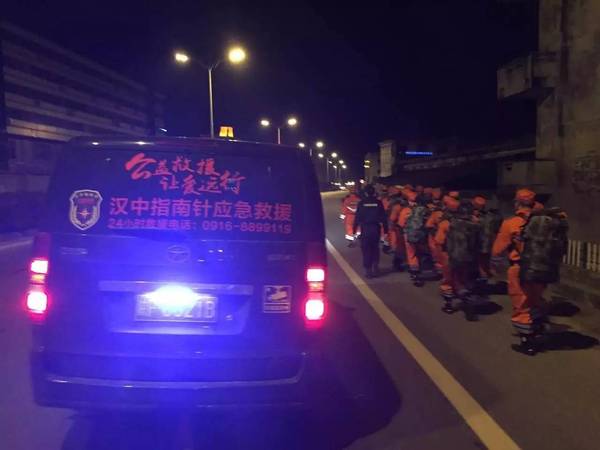 【新闻动态】中国紧急救援华宁救援总队指南针分队--救助技能培训