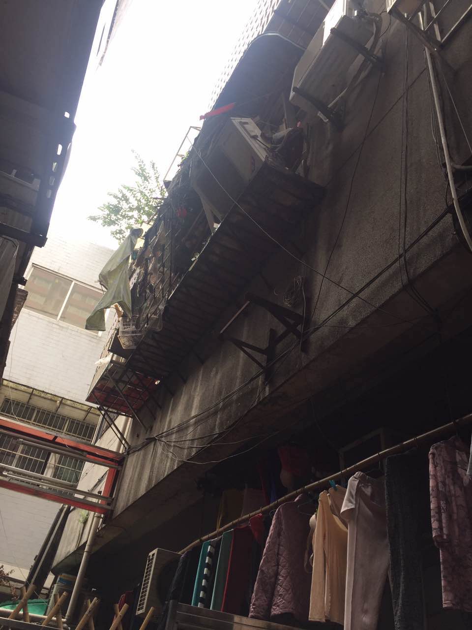 荔湾逢源路一民居煤气泄露爆炸，墙被炸塌，阳台被炸飞_金羊网新闻