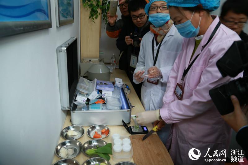 11月29日，在宁波市实验幼儿园食堂食品快速检测室，工作人员正在对当天中午食堂供应的食品原料进行快速检测。方圆圆 摄