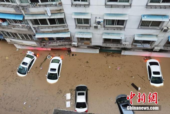 特殊之年的高考：家长“隔空”送考，疫情写入考题