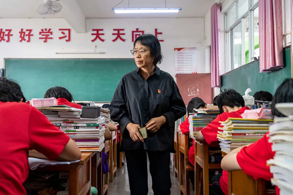 让千余名女孩考入大学的女校长：用生命撑起山里的免费女高