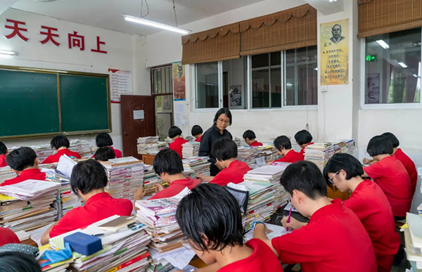 让千余名女孩考入大学的女校长：用生命撑起山里的免费女高