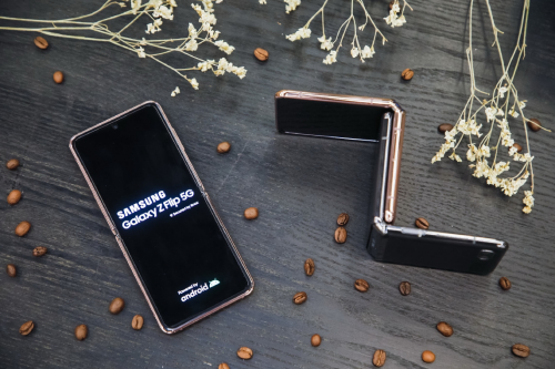 三星Galaxy Z Flip 5G登场：高完成度的折叠屏手机 还有骁龙865+/5G