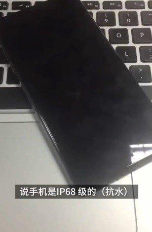 注意iphone“抗水”不是“防水”苹果：仅防水溅，新机进水不保修