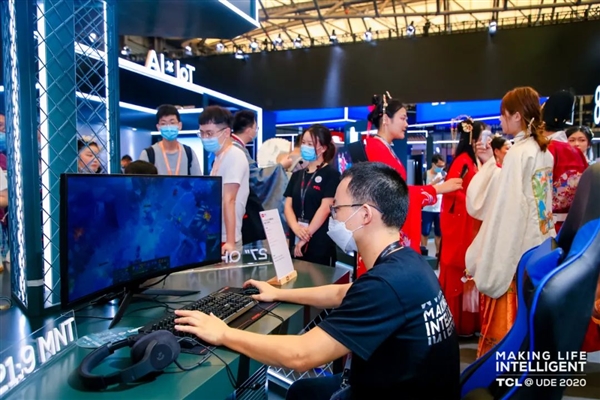 TCL华星展示全球首款Mini-LED曲面显示器：27英寸165Hz、512分区调光