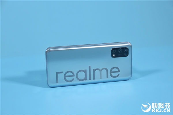 背面大LOGO亮眼 Realme V5银翼少年开箱图赏