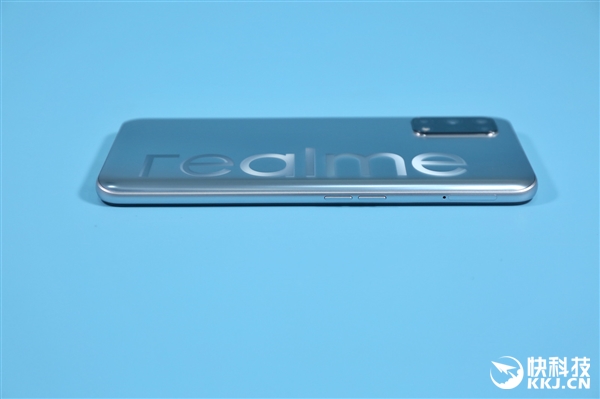 背面大LOGO亮眼 Realme V5银翼少年开箱图赏