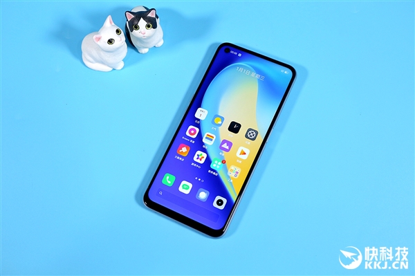 背面大LOGO亮眼 Realme V5银翼少年开箱图赏