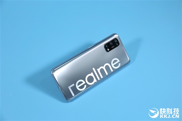 背面大LOGO亮眼 Realme V5银翼少年开箱图赏