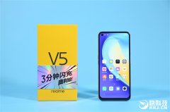 背面大LOGO亮眼 Realme V5银翼少年开箱图赏