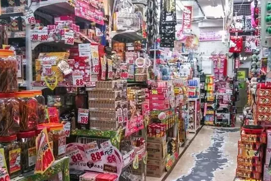 日本这家low爆的杂货店，靠倒卖积压货起家，却年入70亿美金，全球开店334家！
