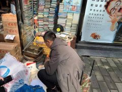 自嘲没文化，这个老板1本书可以卖上千块