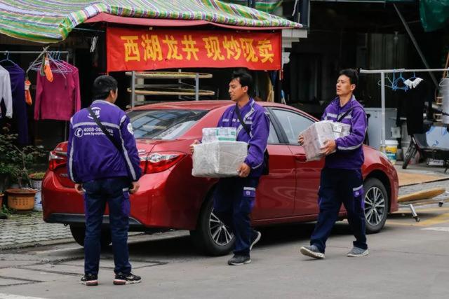 陷入拆包裹黑料爆出的顺丰快递，危机四伏。