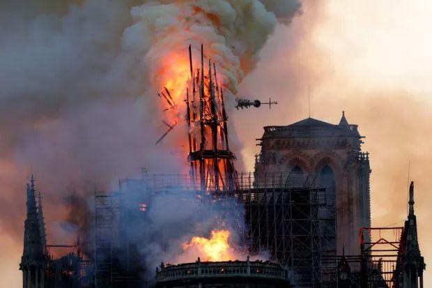 法国总统马克龙重建巴黎圣母院有望