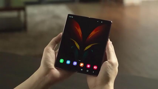 三星第二代折叠屏Galaxy Z Fold 2上手视频曝光：内外屏尺寸增大、取消刘海
