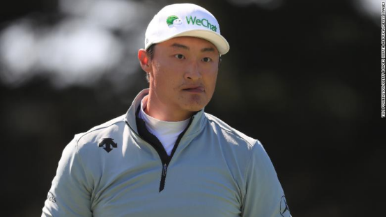 中国高尔夫选手领跑美PGA锦标赛 头戴“WeChat”帽子引起美媒关注…