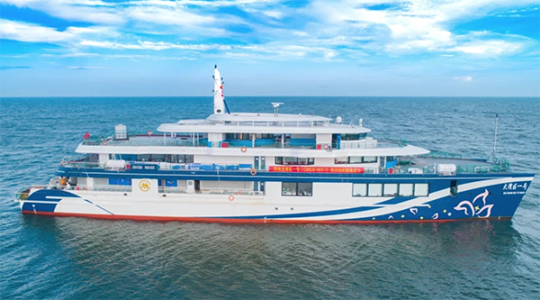 国产首艘装载“中国芯”油电混合大型滨海观光船交付