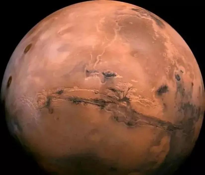 火星探测器纷纷上天，人类离移民火星还远吗？