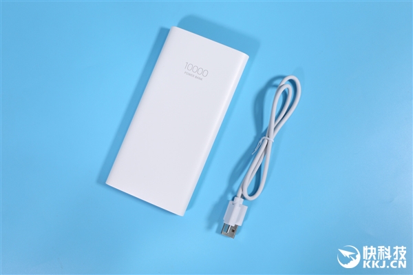 魅族超充USB-C移动电源图赏：极致轻薄 比手机还小一圈