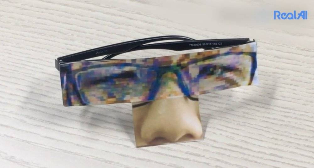 黑客用一副纸眼镜，就能“弄瞎”人脸识别算法