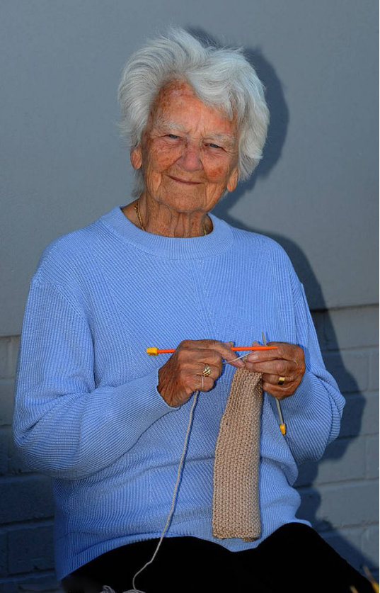 91岁英国奶奶DIY“方舱医院”为疫情筹款，速卖通针织DIY也顺势火了