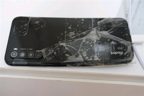 Redmi Note 8从八楼坠落变曲屏后仍能开机使用 雷军：质量杠杠的