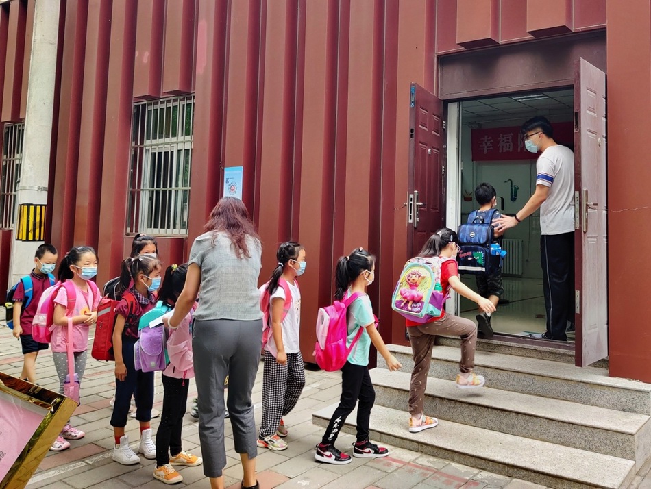 北京首批59万中小学生开学，前三天新生接受入学教育