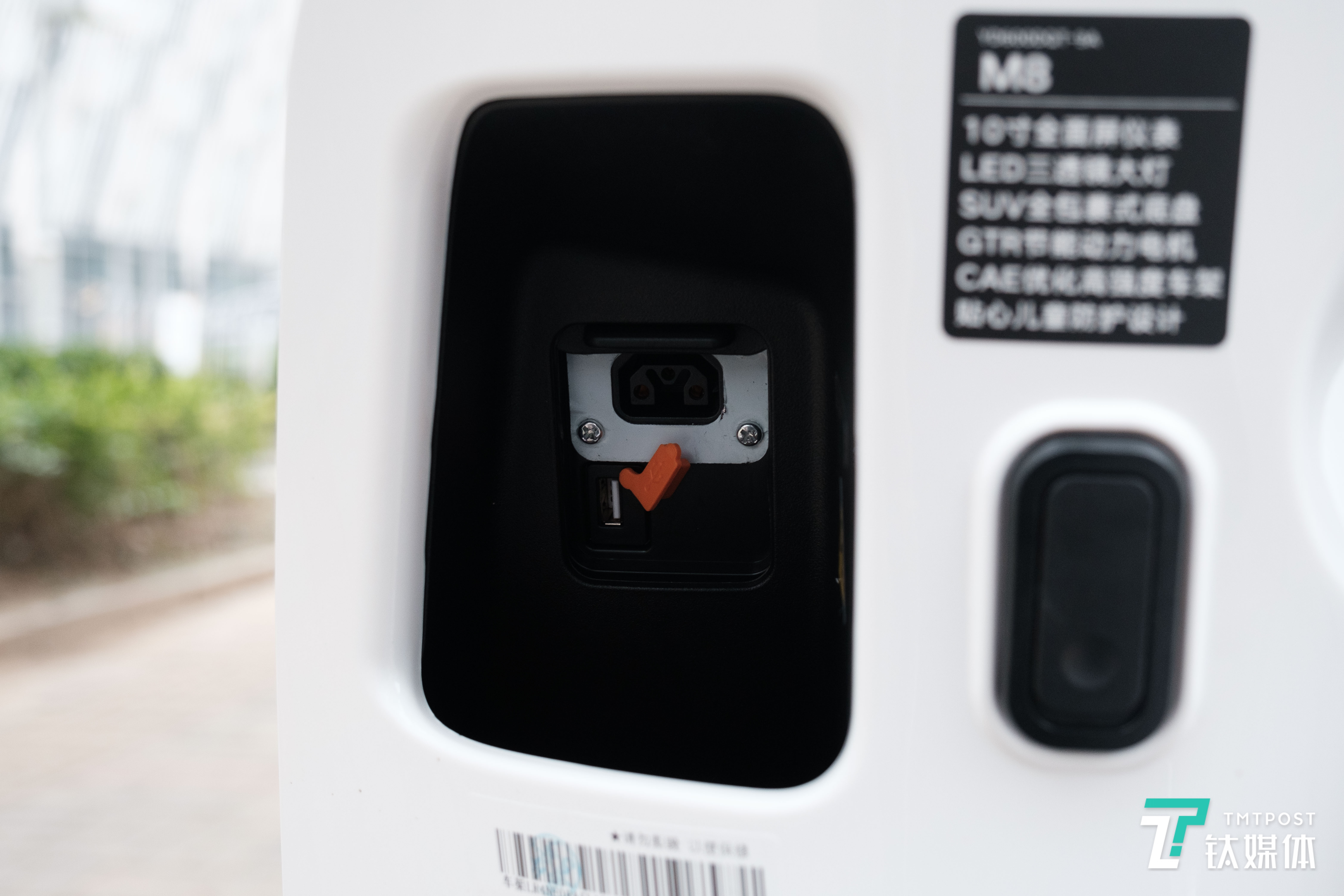 雅迪冠能M8骑行体验：加速/制动都果断，更适合中长距离出行的轻便电摩