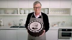 好甜！比尔 · 盖茨亲手做蛋糕祝福巴菲特 90 岁生日