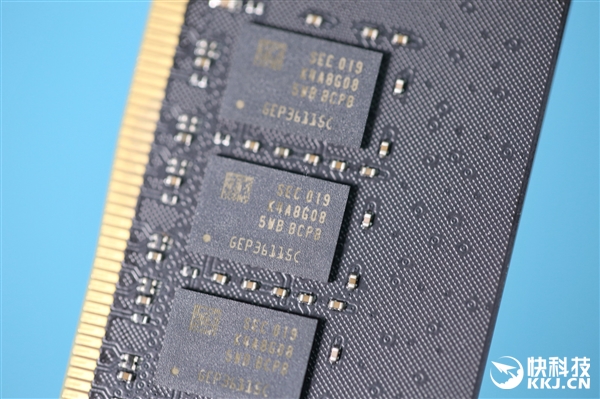 影驰名人堂皑钻内存开箱图赏：10层PCB DDR4-4400