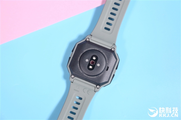 华米Amazfit Neo手表图赏：复古黑白屏 4周长续航