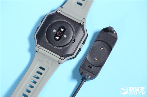 华米Amazfit Neo手表图赏：复古黑白屏 4周长续航