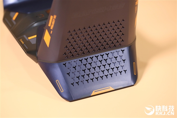 三频6600M！攀升MIFON X1电竞路由器图赏：犹如一艘X型宇宙战机