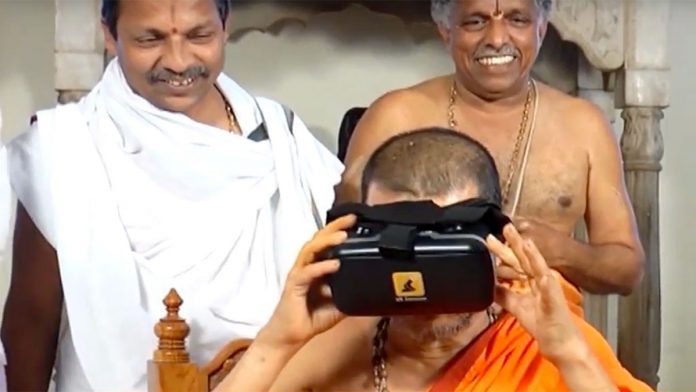 当你用VR看片时，印度人正拿它祈福