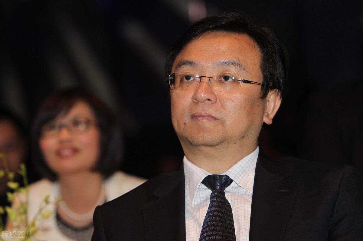 从小失去双亲，成功逆袭为汽车首富，如今坐拥3000亿商业帝国