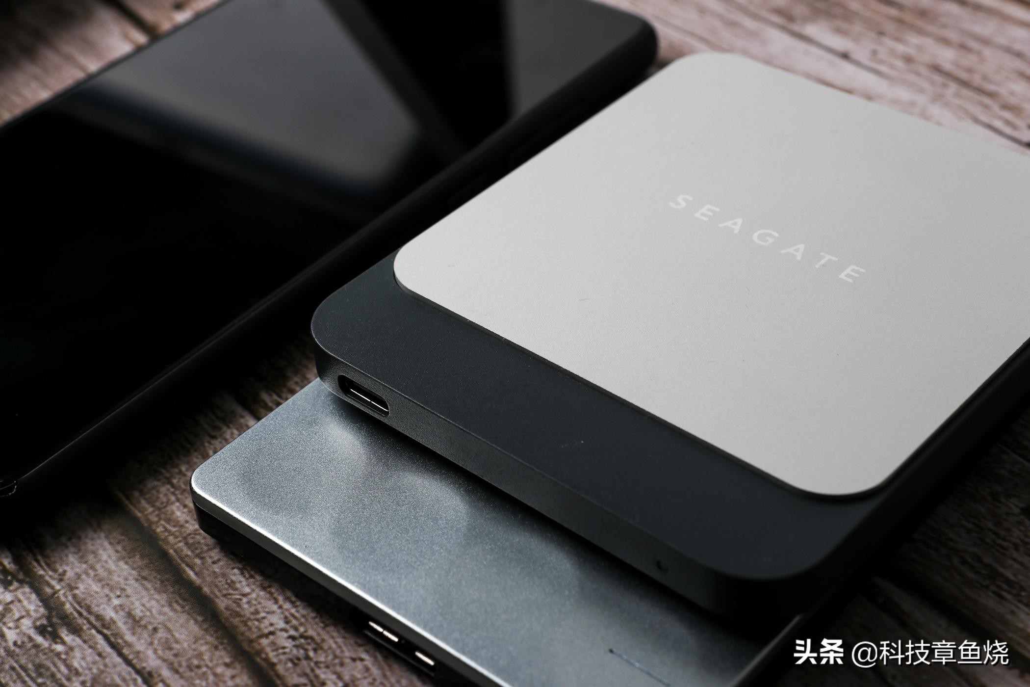 移动硬盘和固态硬盘的区别是什么（两者速度对比分析）