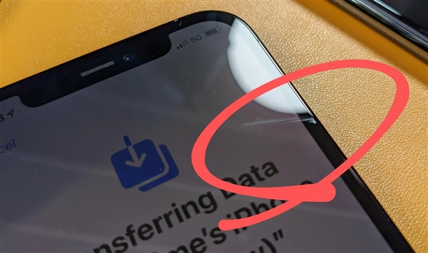 iPhone 12到货才3天：屏幕上就有划痕了