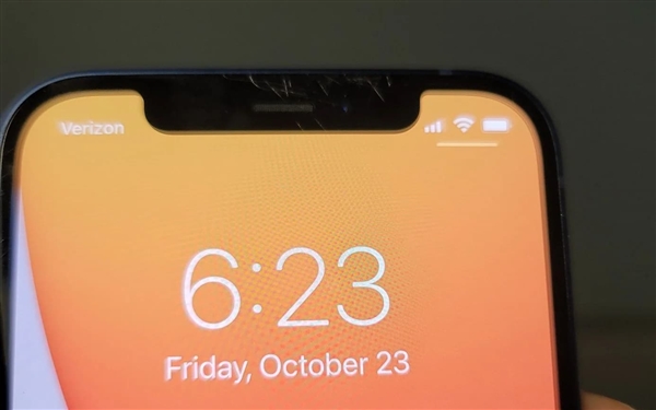 iPhone 12到货才3天：屏幕上就有划痕了