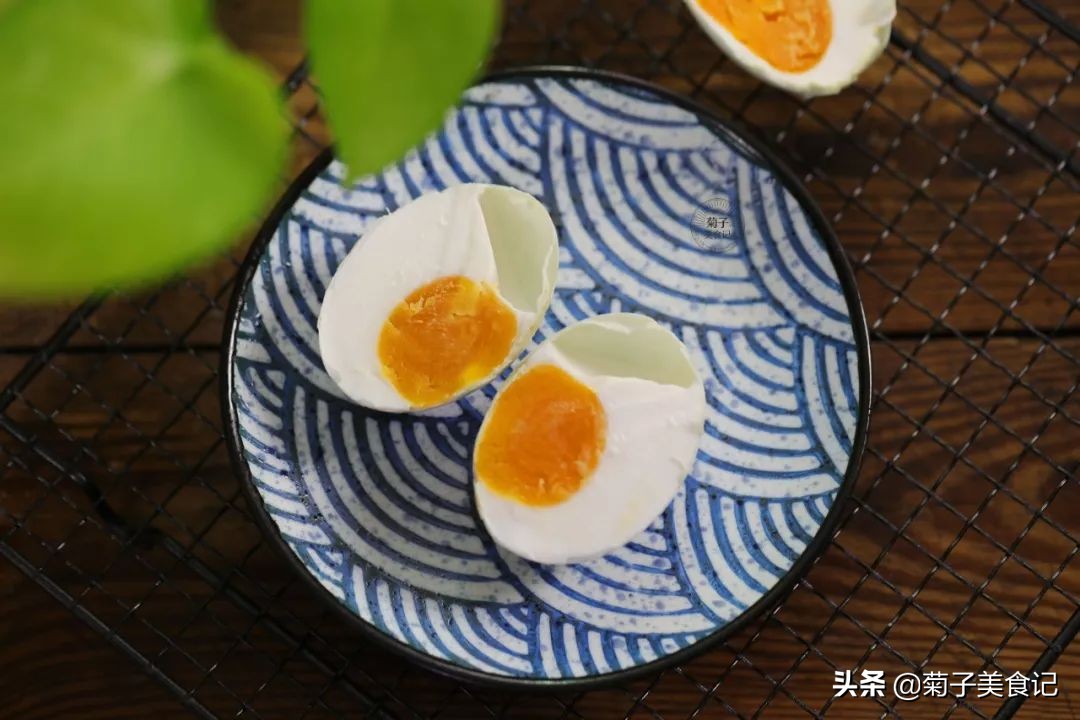 教你在家腌制好吃的咸鸭蛋，做法简单，出油鲜香